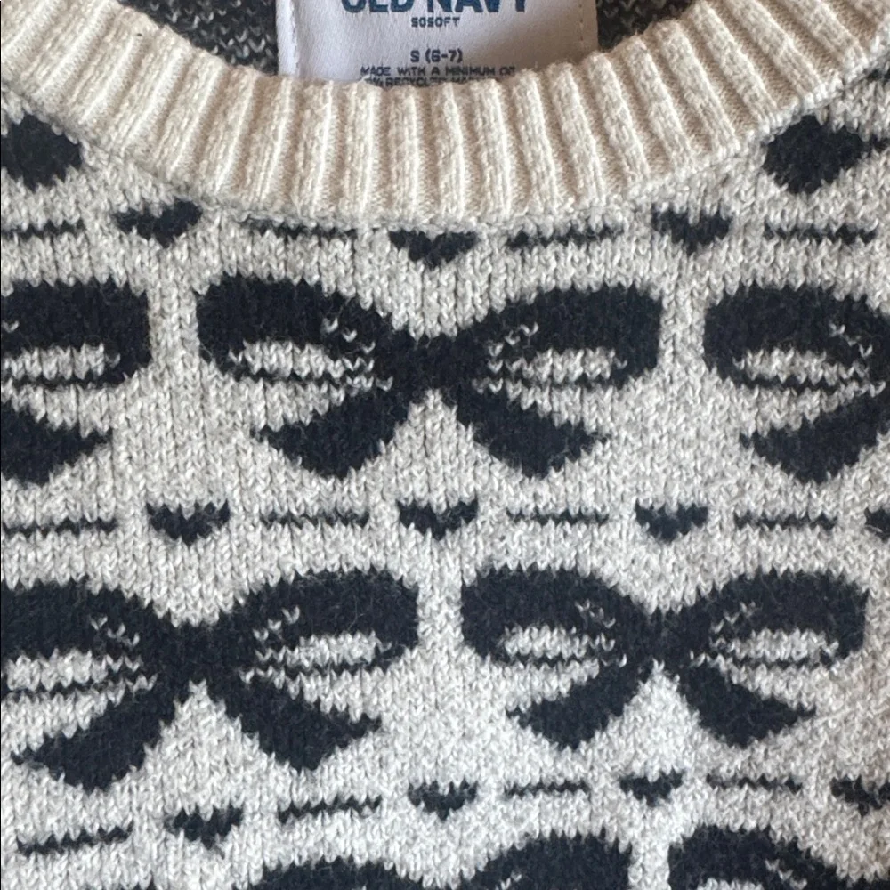 Old Navy White Crewneck Sweater with Black Bow Jacquard Girls Size Small 6-7 Top